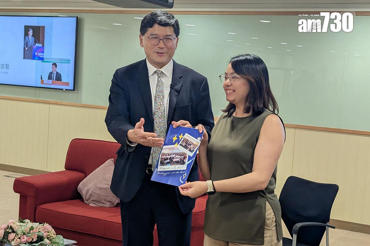 高拔陞(左)獲贈簽名賀卡。(羅庸軒攝)