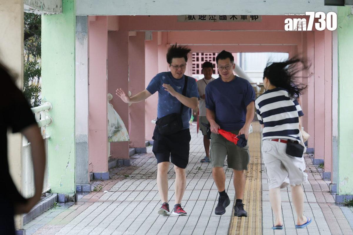 韋帕襲港期間,本港多區都吹起一股強風。(吳康琦攝)