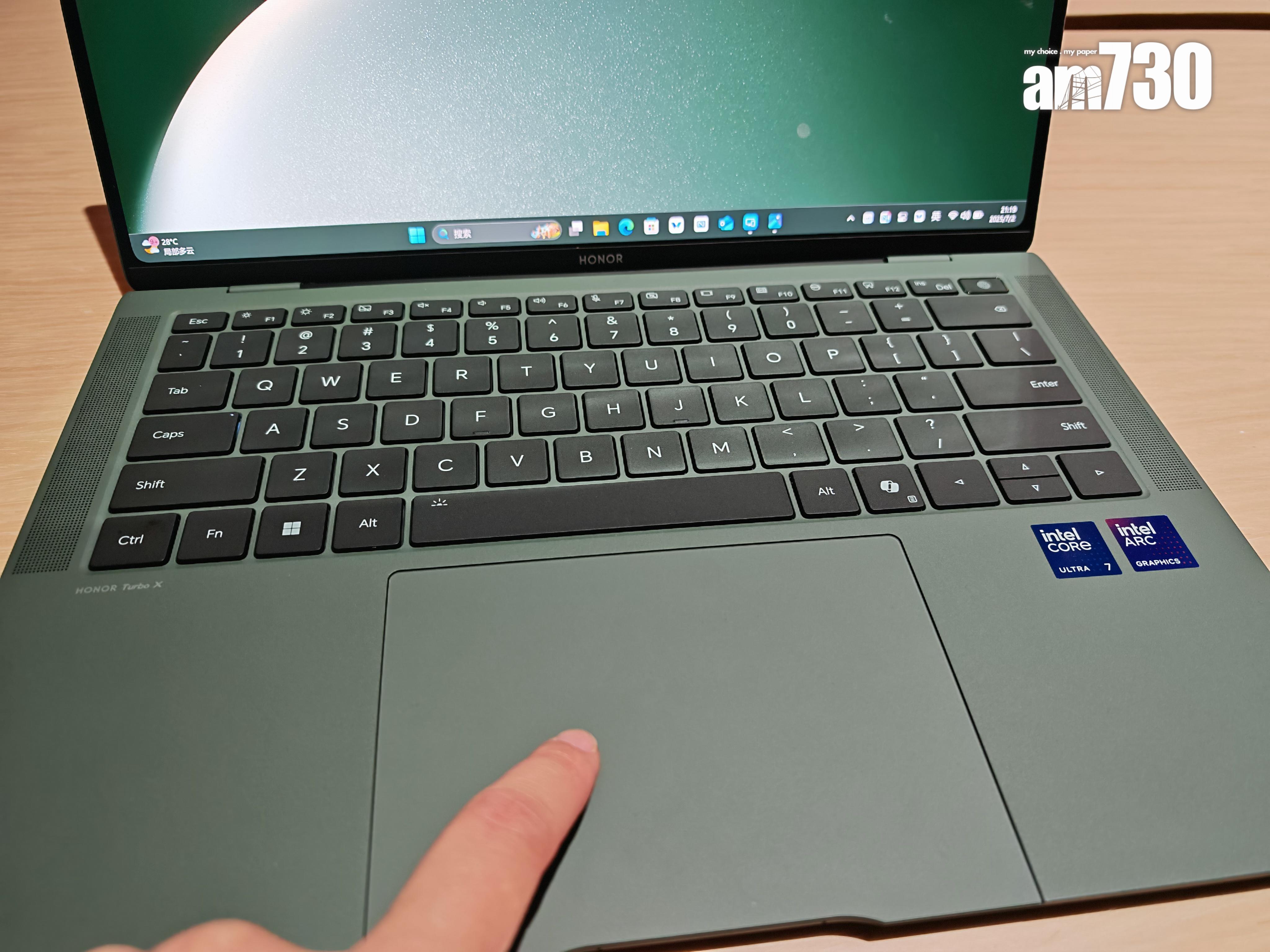 HONOR MagicBook Art 14鍵盤上有120cm2全域壓感觸控板。