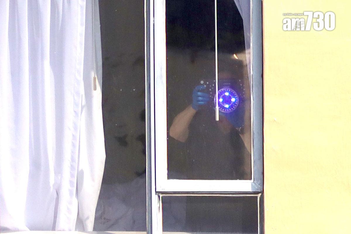 警方及政府化驗所人員到涉案酒店房間調查。(鍾式明攝)