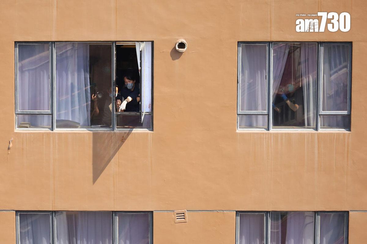 警方及政府化驗所人員到涉案酒店房間調查。(鍾式明攝)