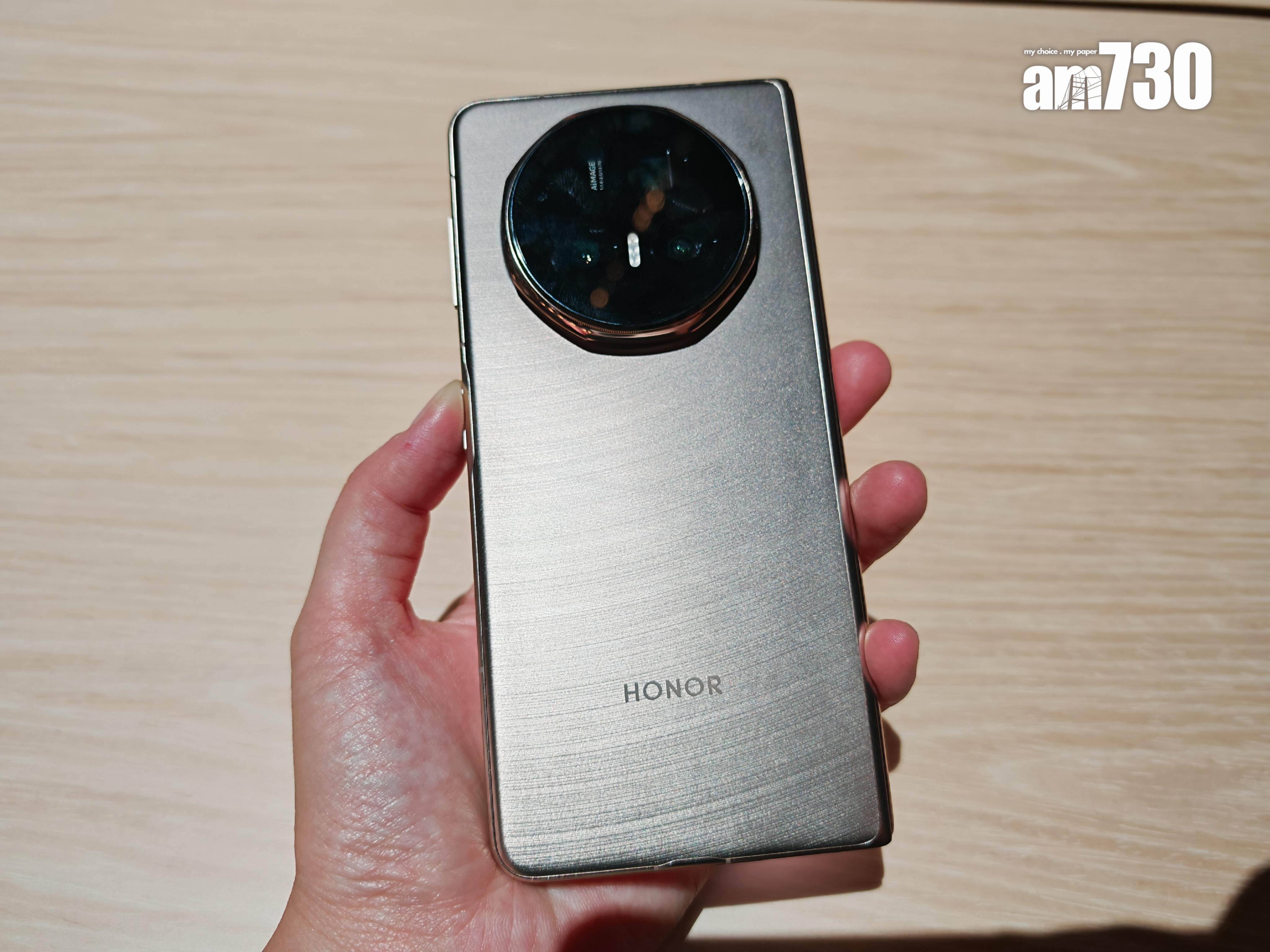 HONOR Magic V5曙光金色帶有絲質感紋理。