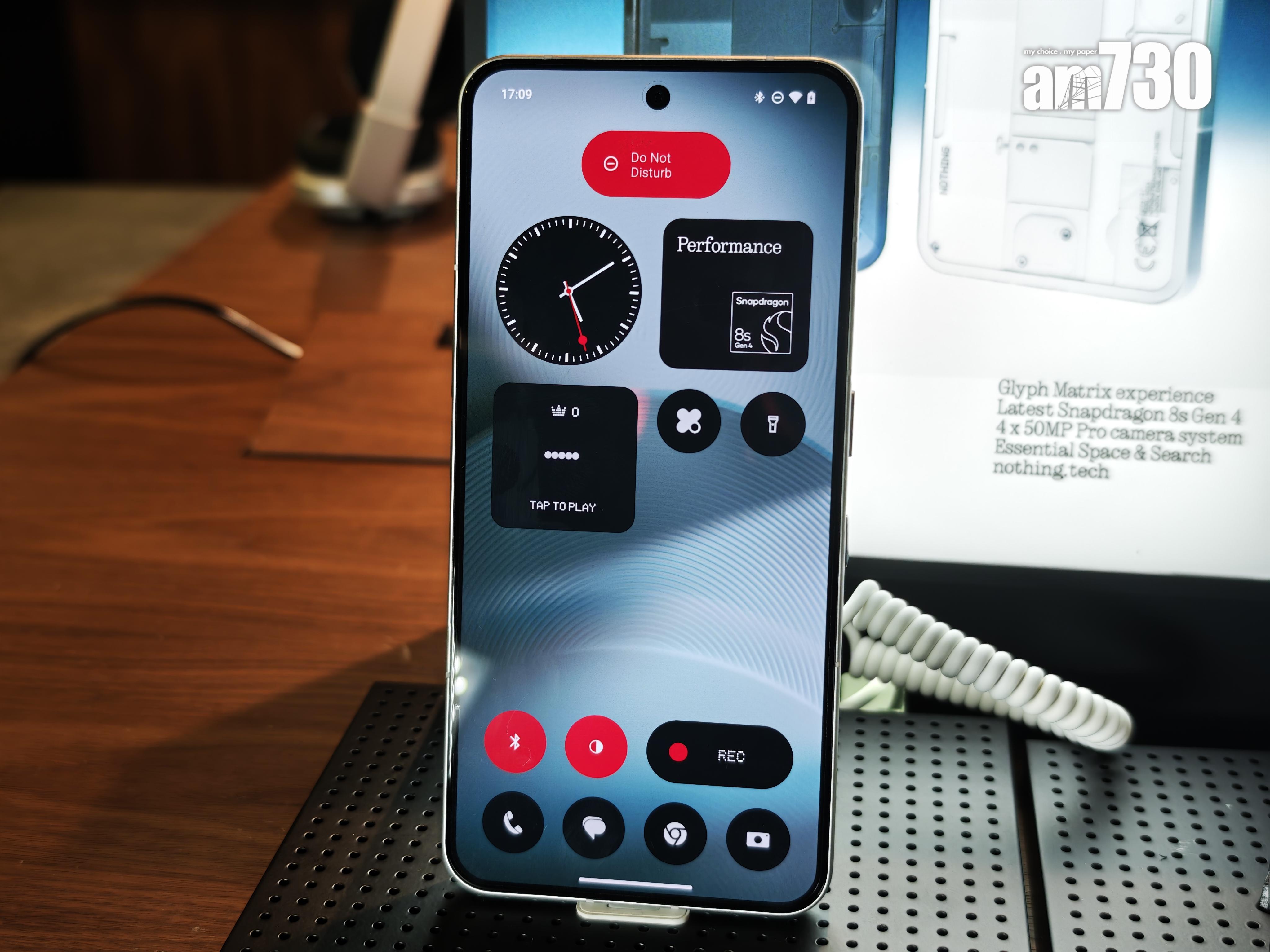 Nothing Phone (3)屏幕為窄邊框6.67吋,清晰光亮。