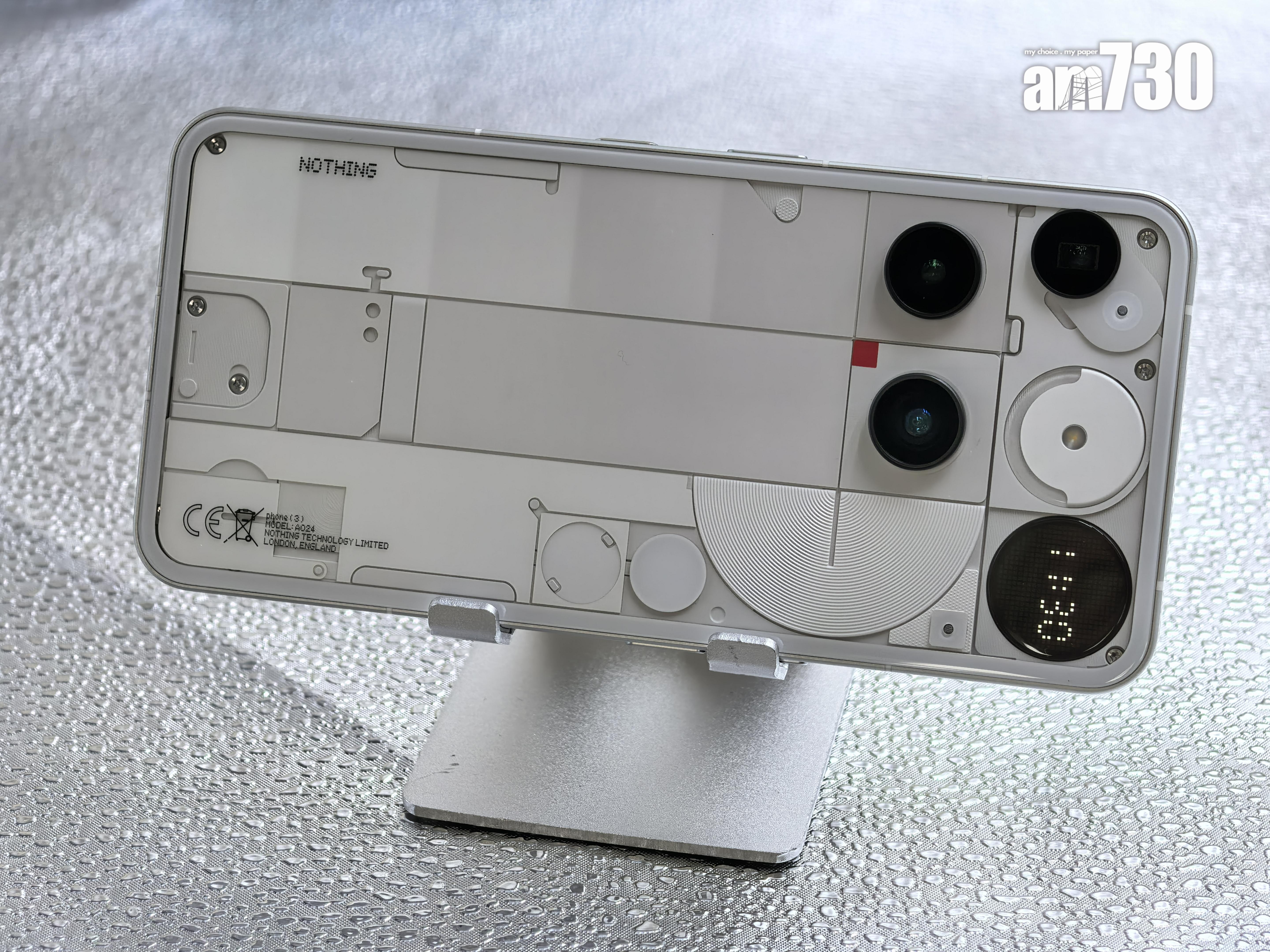 Nothing Phone (3)機背以透明幾何設計配上全新Glyph Matrix屏幕。