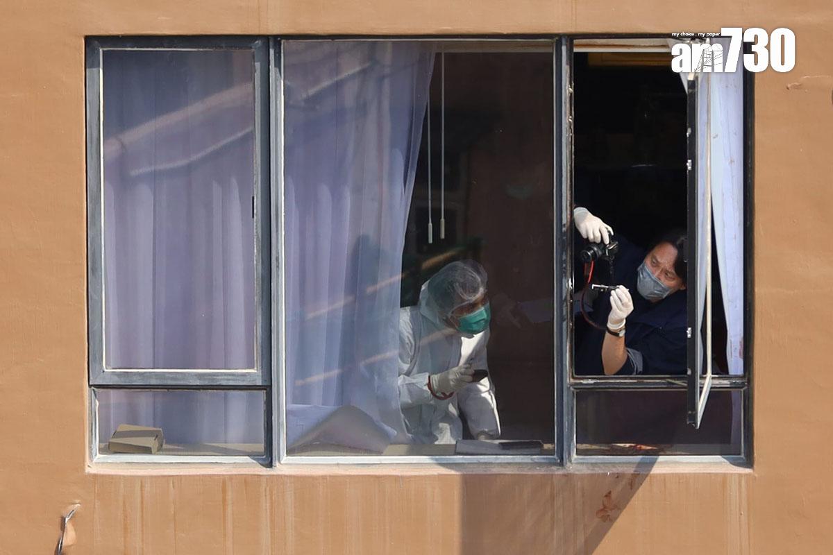 警方及政府化驗所人員到涉案酒店房間調查。(鍾式明攝)