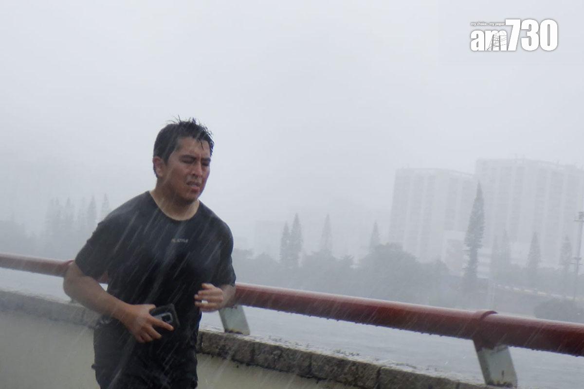 韋帕襲港期間,沙田仍有人在風雨下跑步。(吳康琦攝)
