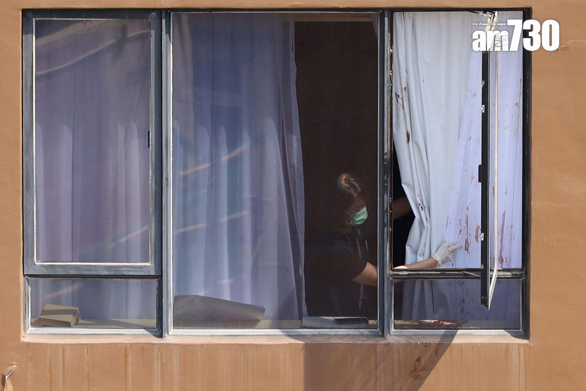 警方及政府化驗所人員到涉案酒店房間調查。(鍾式明攝)