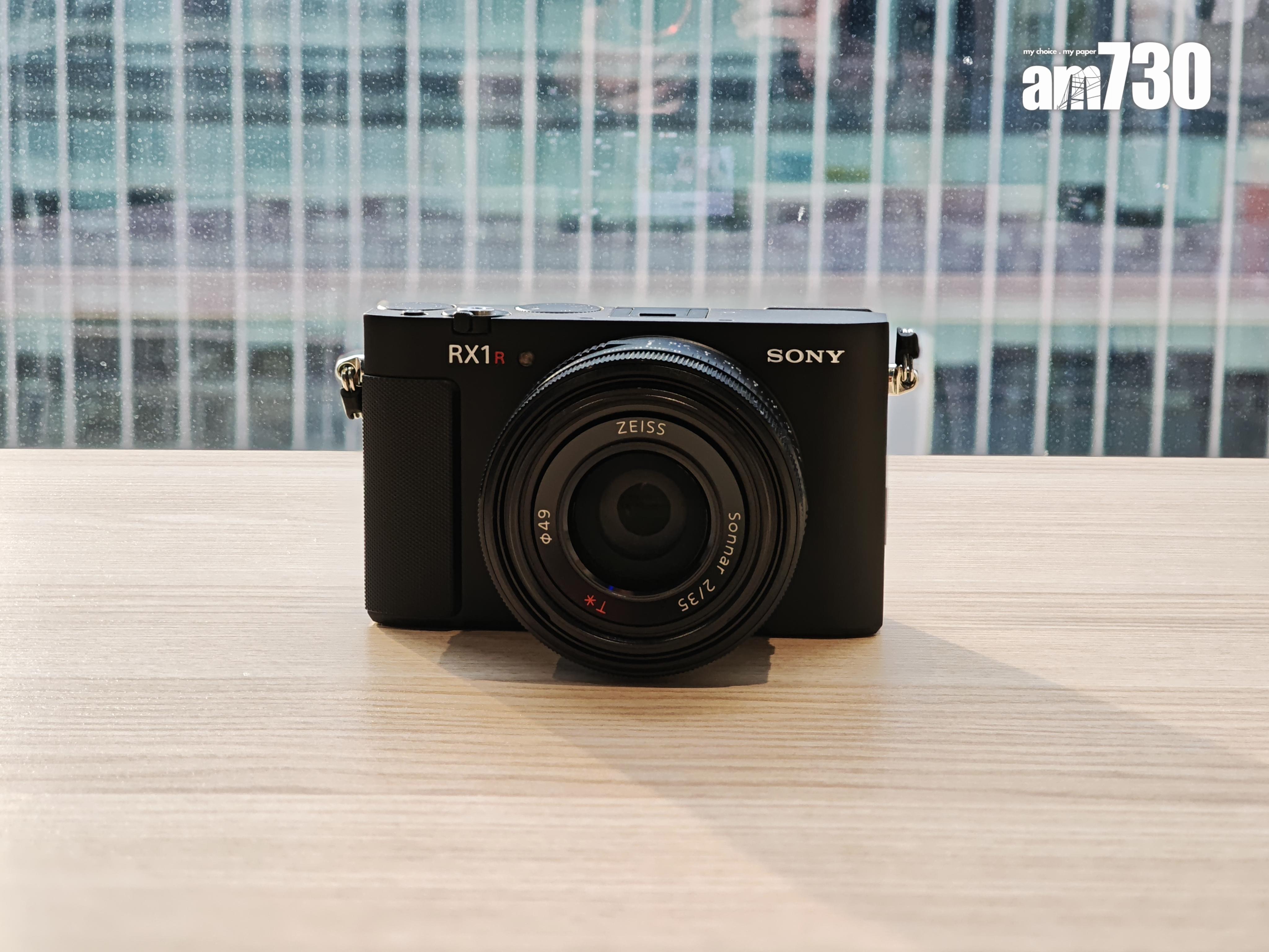 RX1R III旗艦全片幅相機機身極為簡約纖巧。