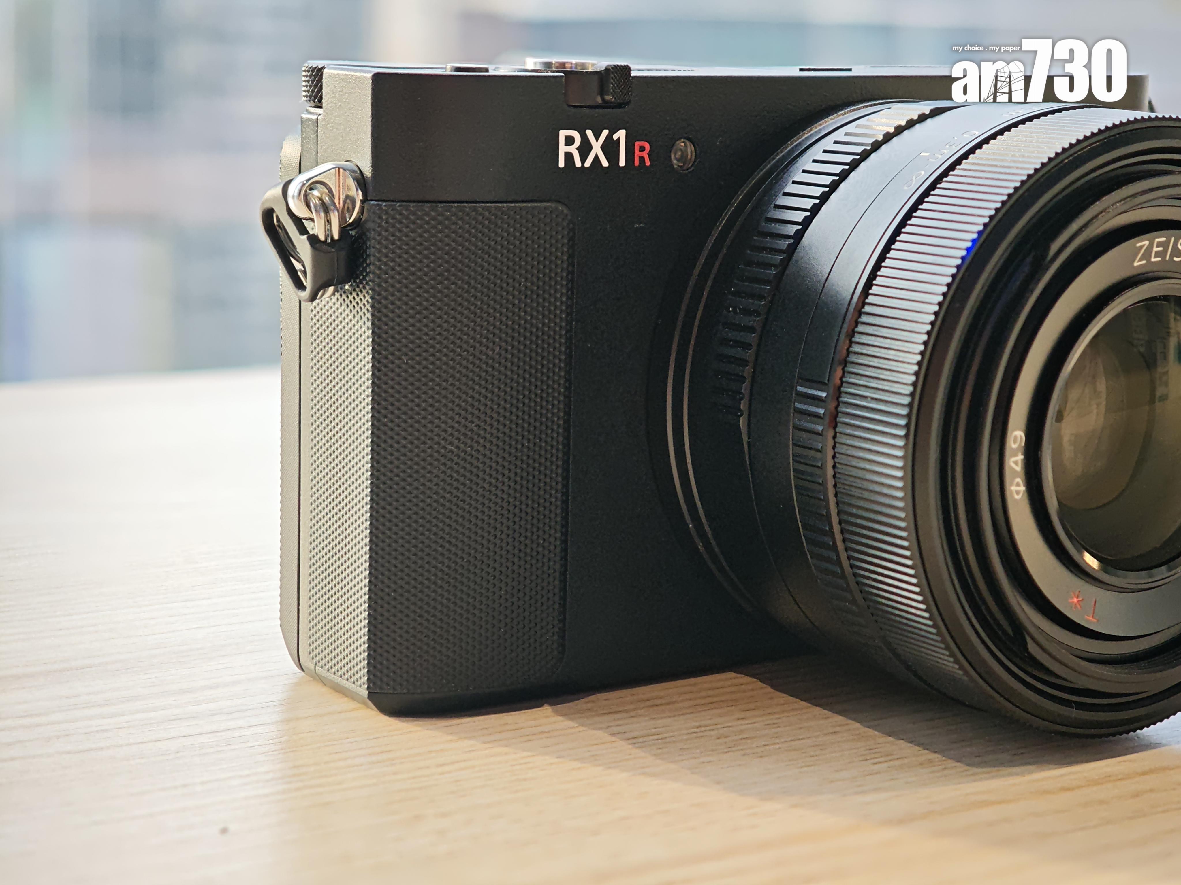 RX1R III手握位置更大及換上不同質感。