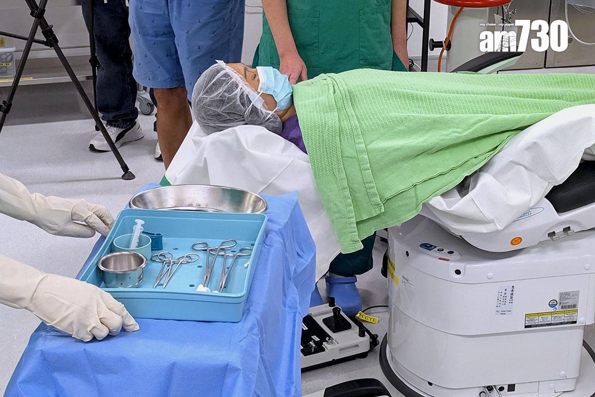 手術室會有兩組護士交替工作,當另一組完成手術後便會立即推出新一套潔淨的儀器。(羅庸軒攝)