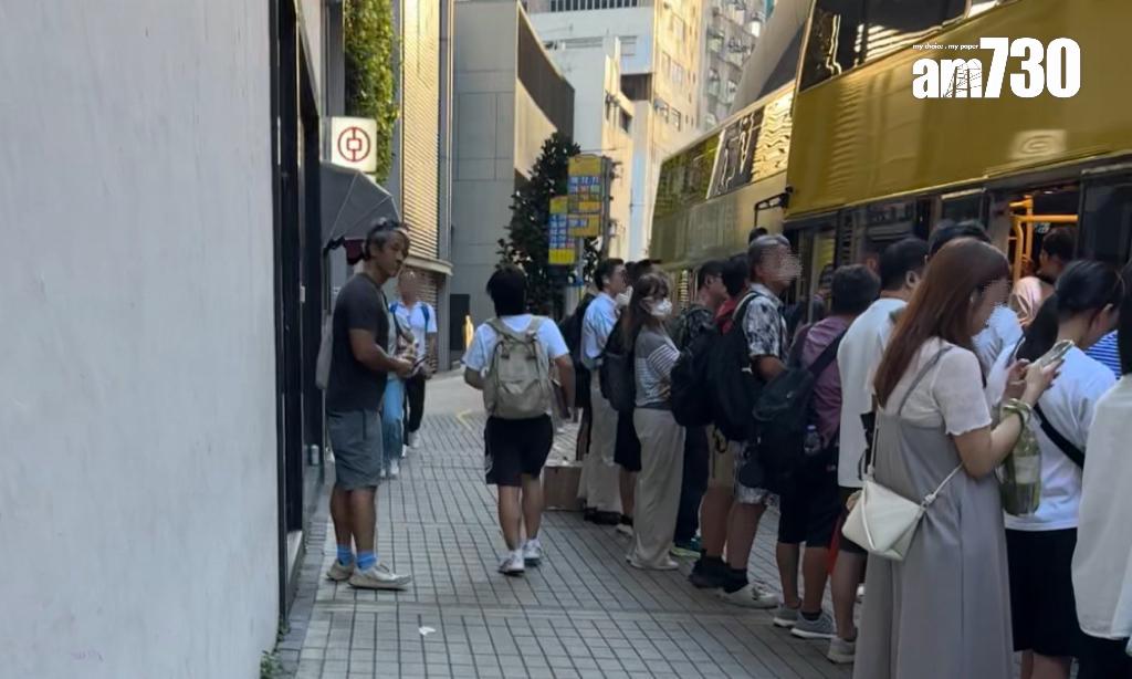 吳嘉龍打扮隨意,頭頂架上太陽眼鏡。 (娛樂組攝)