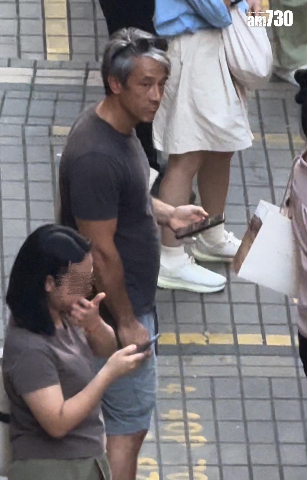 吳嘉龍被發現凸腩等巴士。 (娛樂組攝)