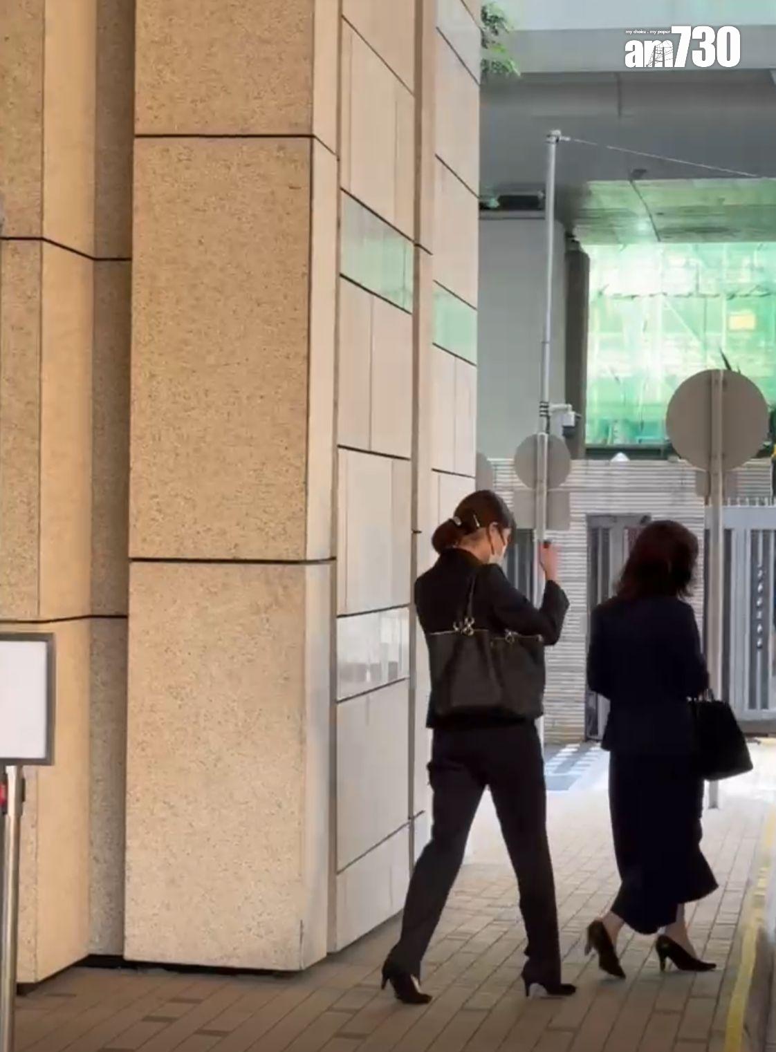 裁決後,上村謙信母親及家姐先行步出法院。 (娛樂組攝)