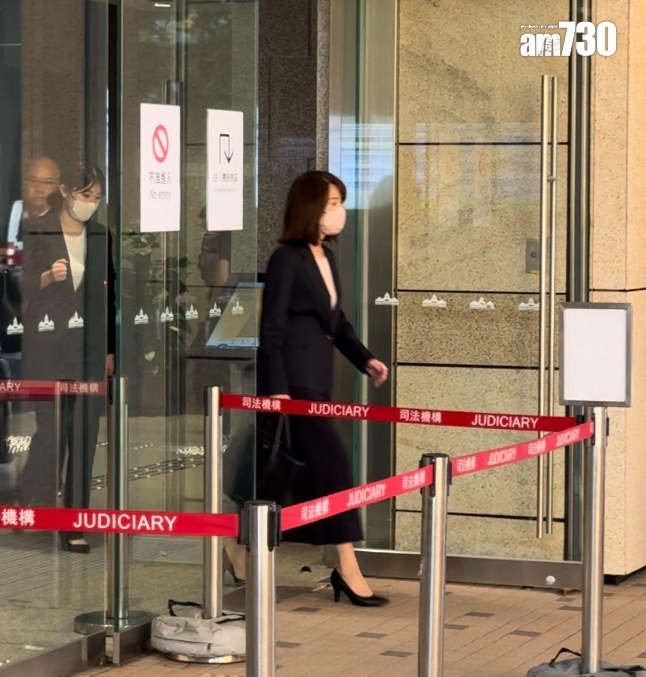 裁決後,上村謙信母親及家姐先行步出法院。 (娛樂組攝)