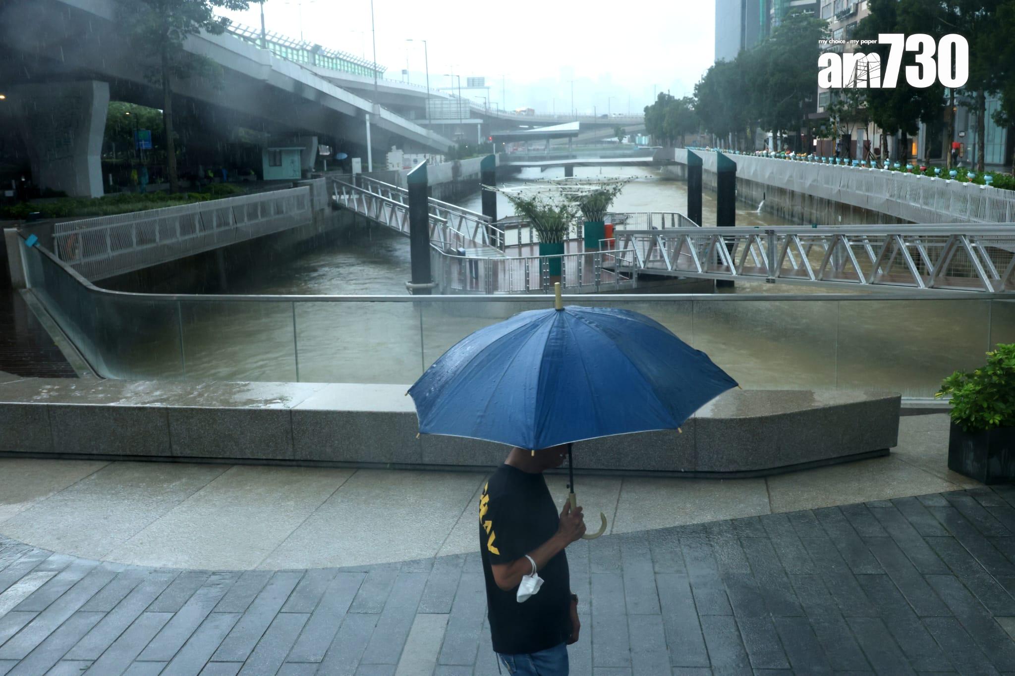 天文台發出黑色暴雨警告信號,預料至少維持至下午5時。(林俊源攝)