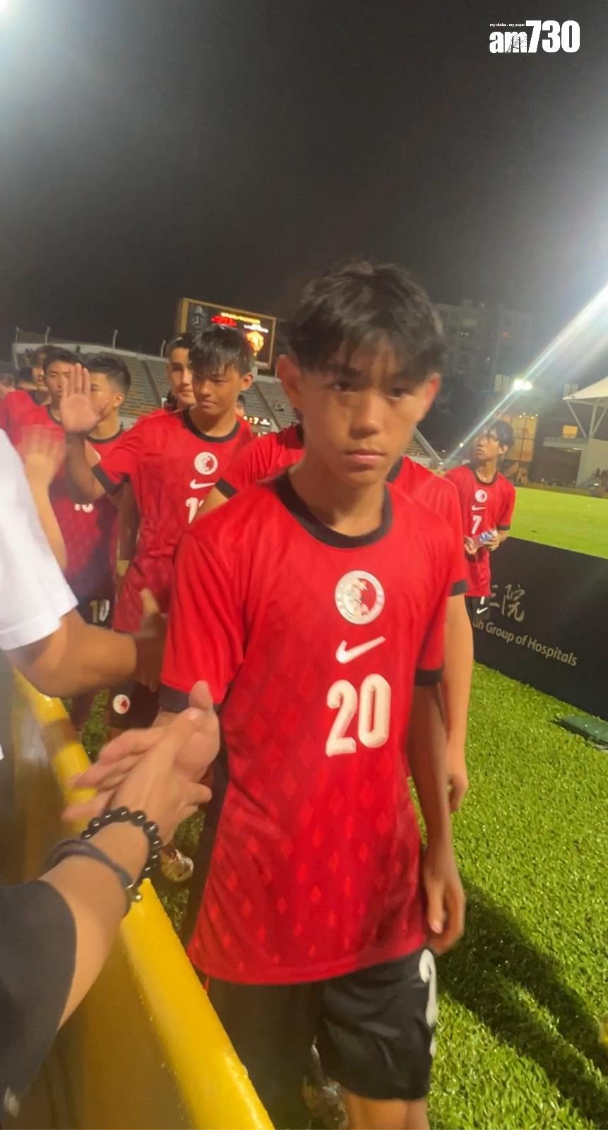 香港U16球員完賽後,與市民擊掌答謝支持。(娛樂組攝)