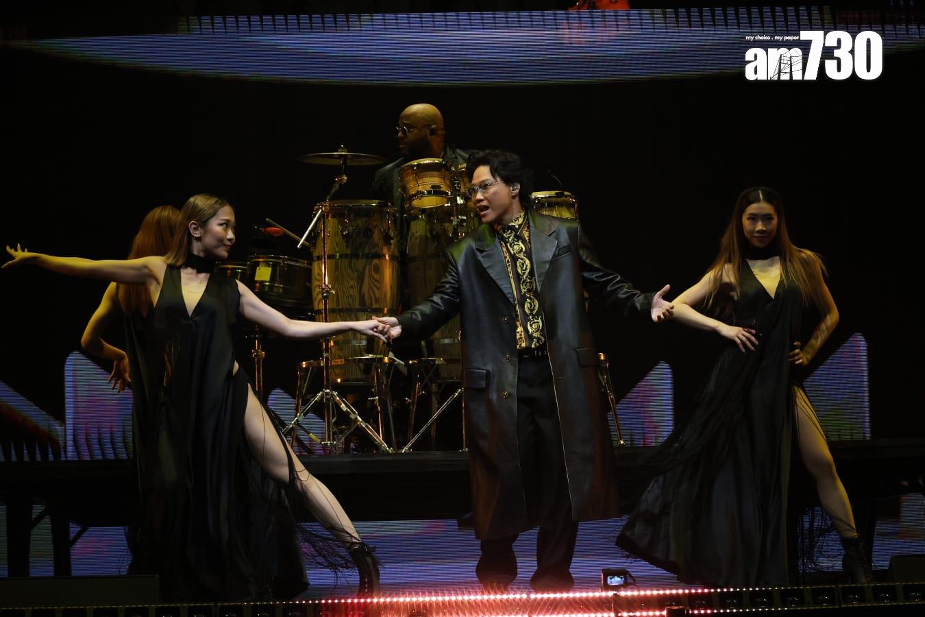 蘇永康被兒子問點解跟姐姐摸手跳舞。(林俊源攝)