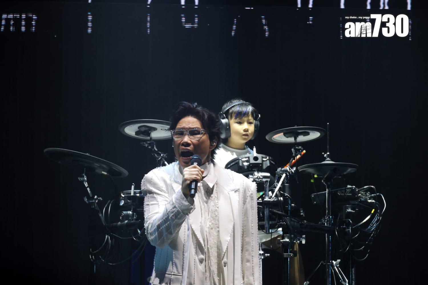 蘇永康獲兒子打鼓。(林俊源攝)