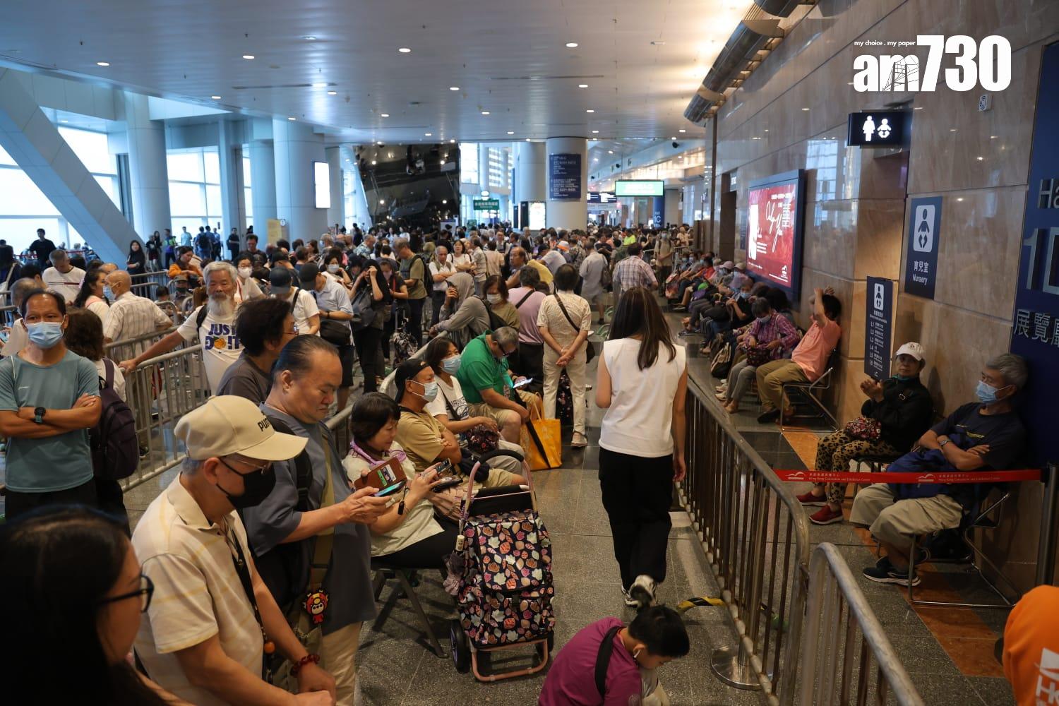大批市民排隊等待美食博覽開放。(林俊源攝)