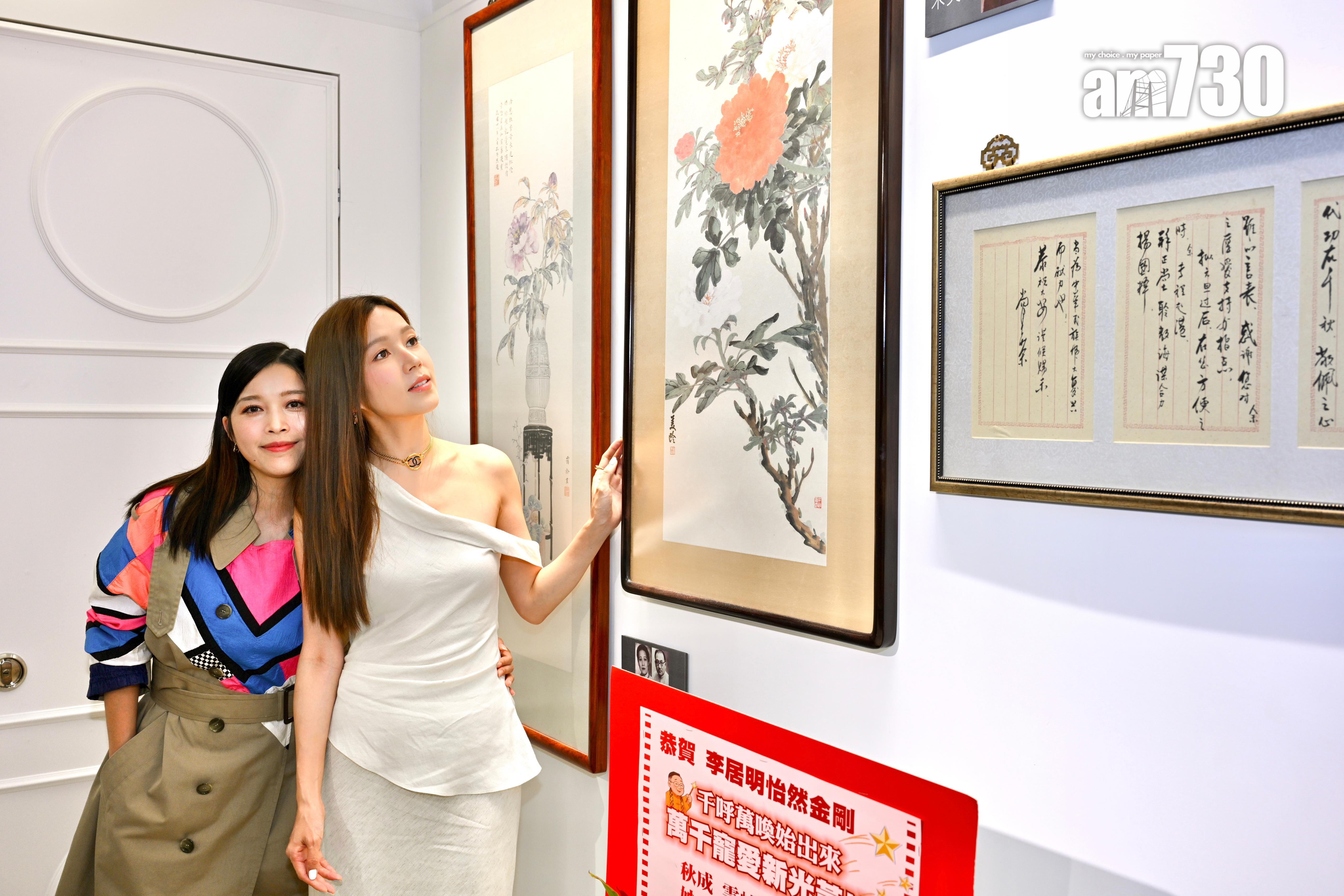 賴慰玲跟傅嘉莉研究畫作。(娛樂組攝)