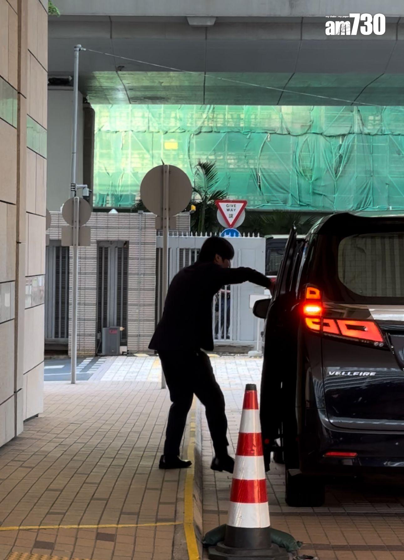 上村謙信不發一言登車離去。 (娛樂組攝)