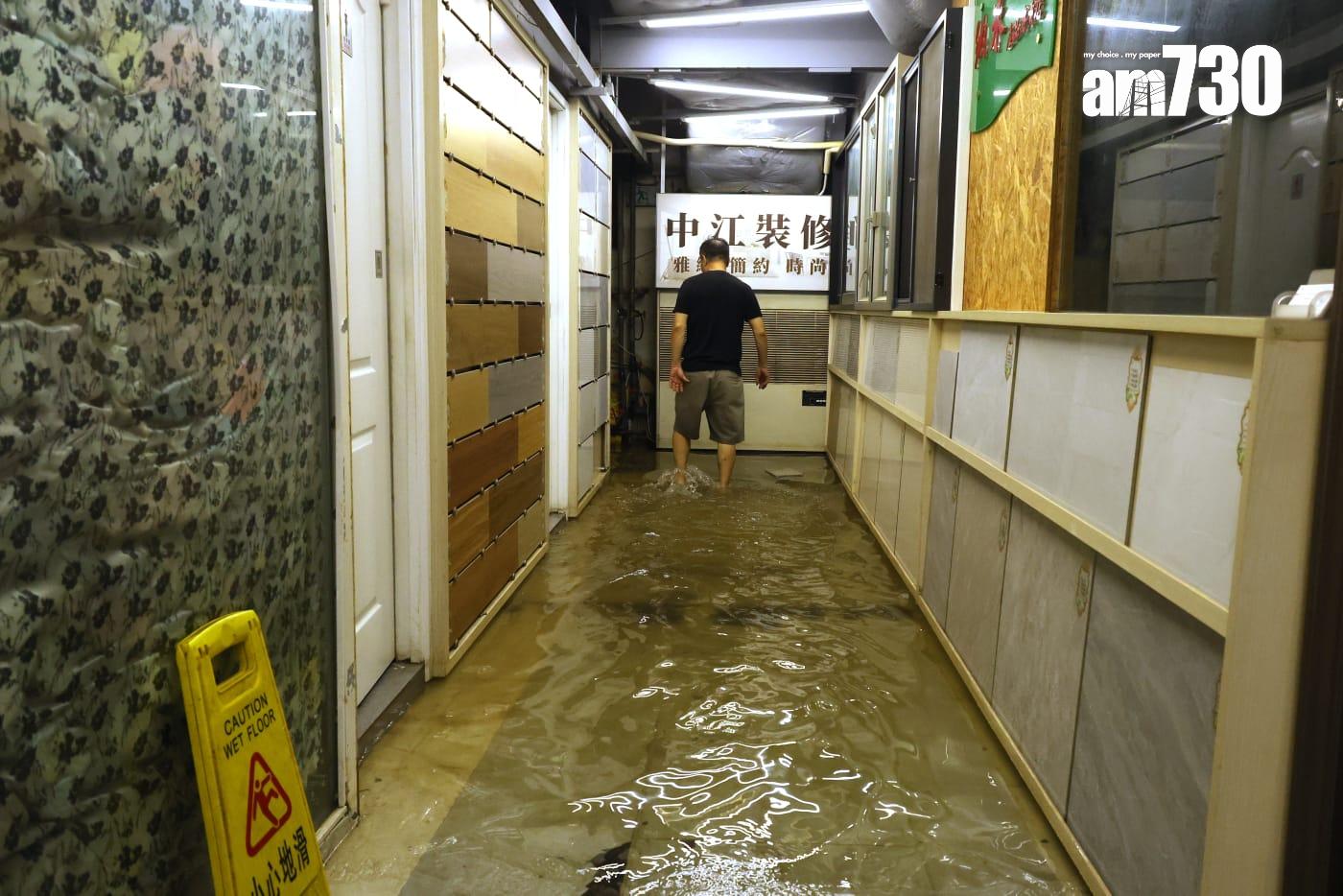 天文台昨晨發出黑雨,持續近11小時,創出多項紀錄。(林俊源攝)