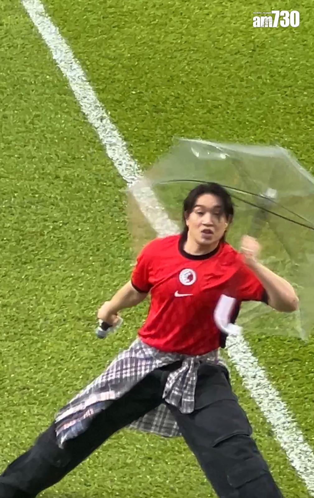 Jer柳應廷唱《人類群星閃耀時》時,興奮呼籲觀眾大合唱,草地濕滑不跣慎腳。(娛樂組攝)