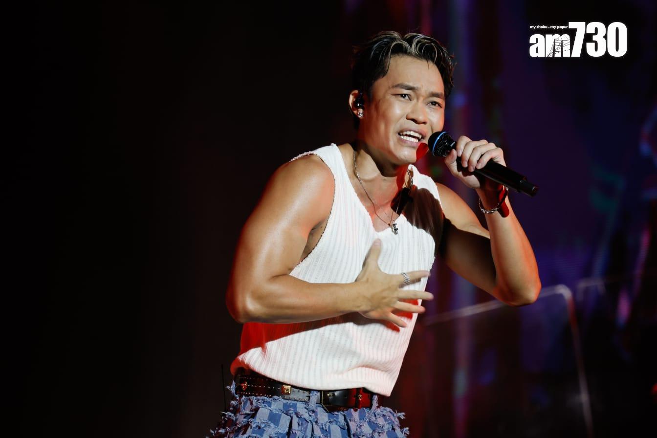 胡子彤之後穿背心再登場合唱《1994》。 (蘇文傑攝)