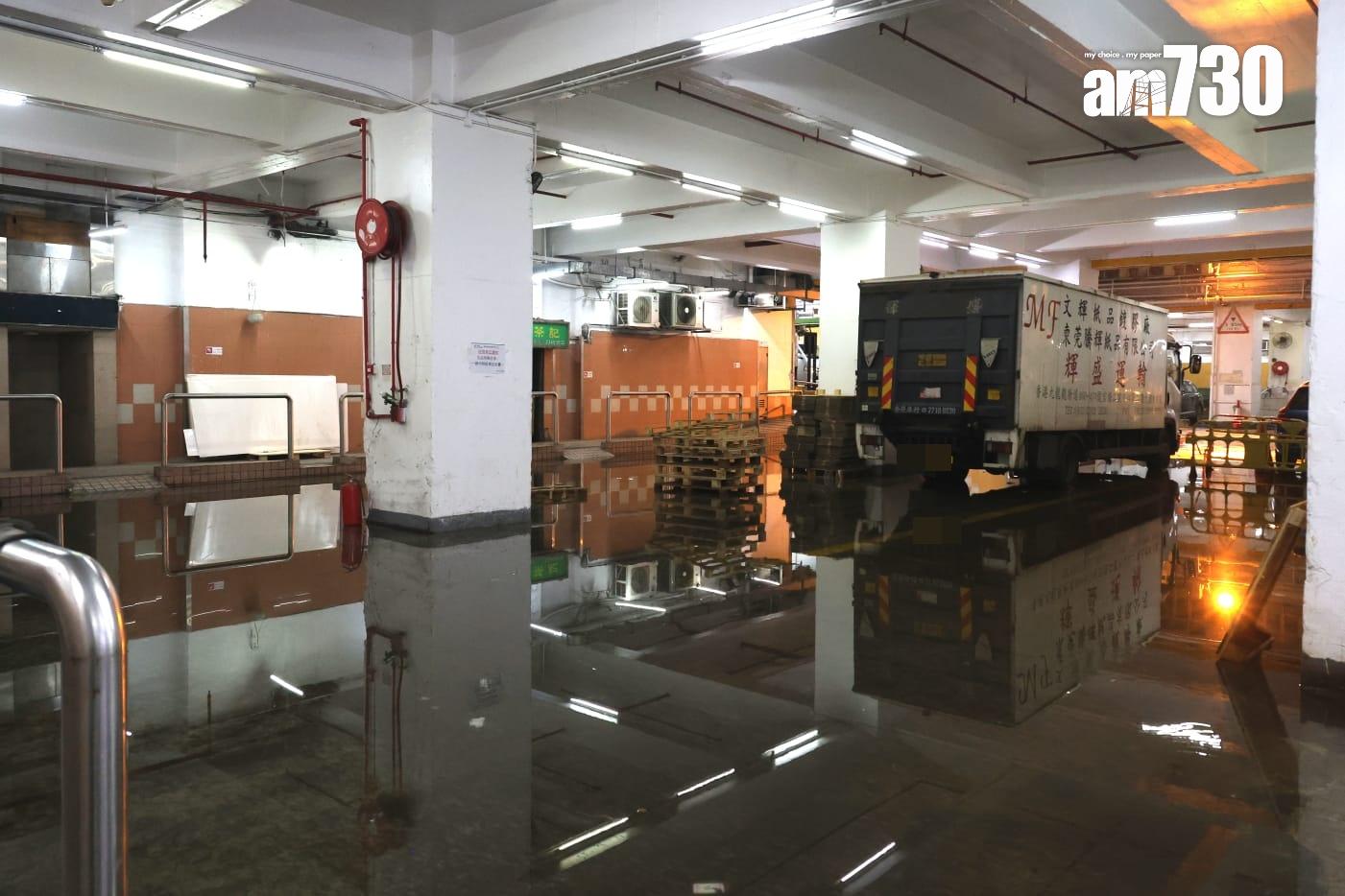 天文台昨晨發出黑雨,持續近11小時,創出多項紀錄。(林俊源攝)