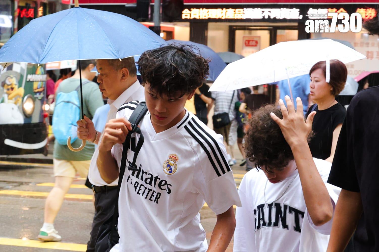 天文台一度發出紅色暴雨警告信號。(吳康琦攝)