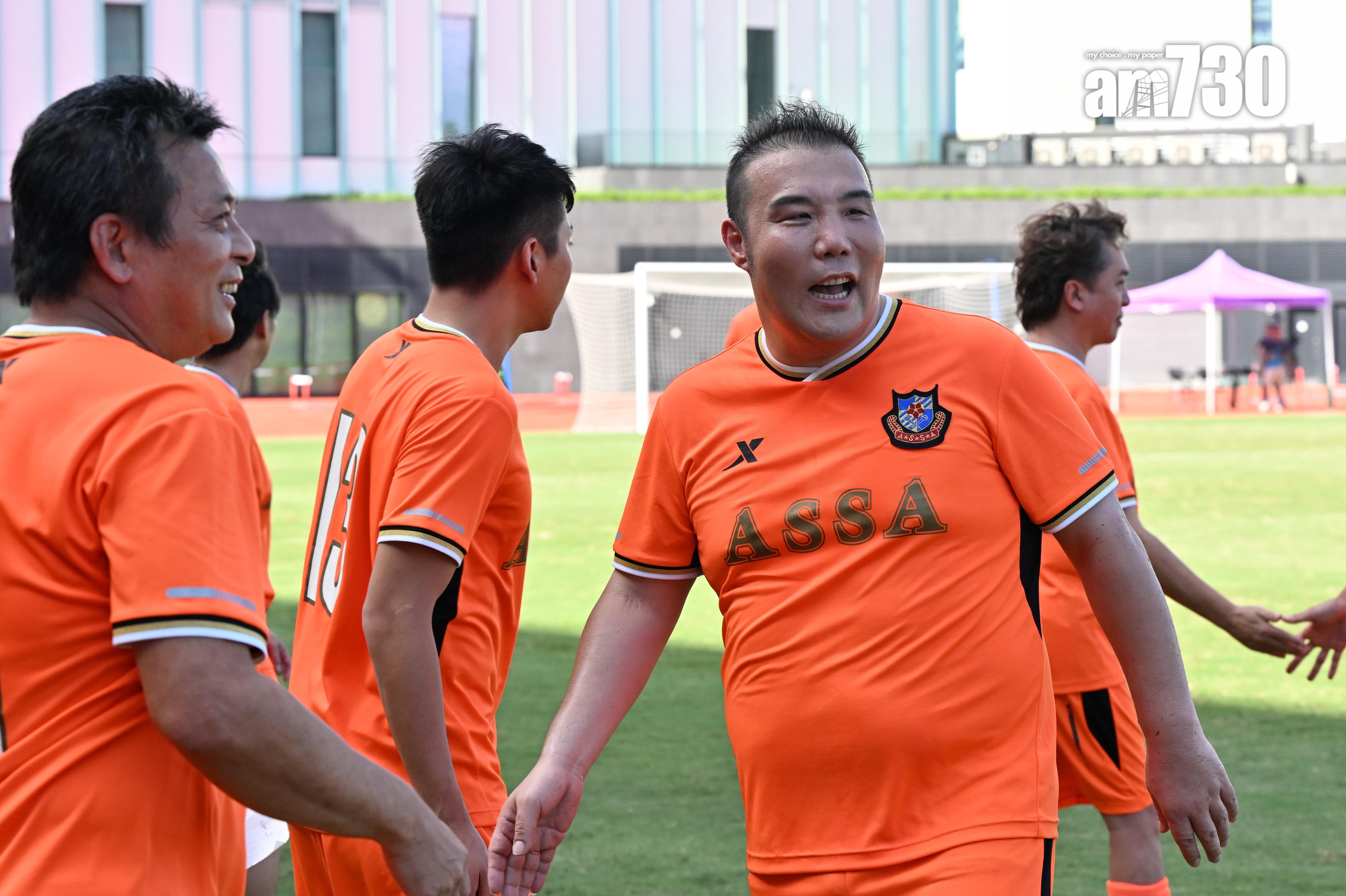 由譚詠麟率領的「香港明星足球隊」在《樂動新城.慈善運音會》對戰「香港傳奇足球隊」。