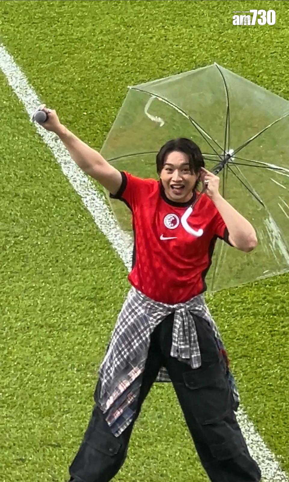 Jer柳應廷跣腳後,秒速紮穩馬步繼續唱。(娛樂組攝)