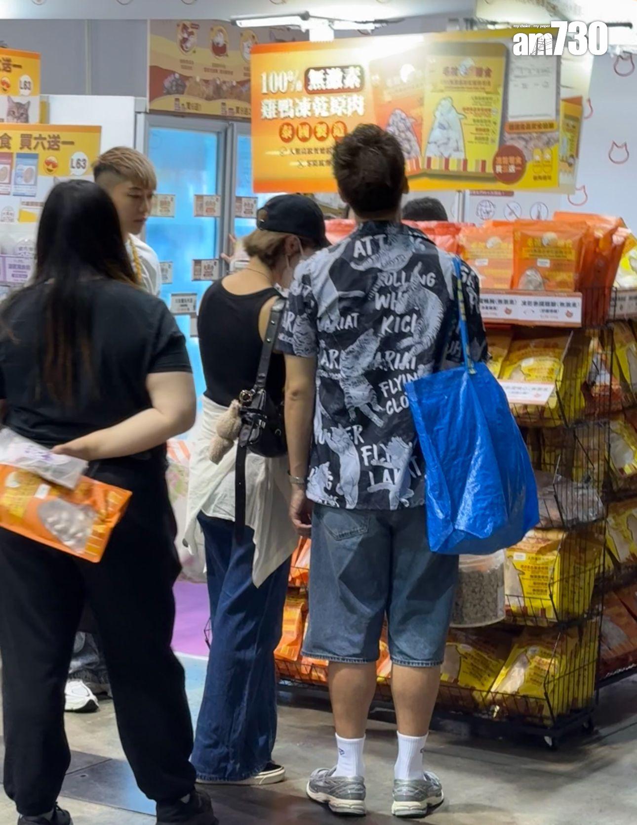 Dixon負責孭起一大袋戰利品,滿載而歸。 (娛樂組攝)