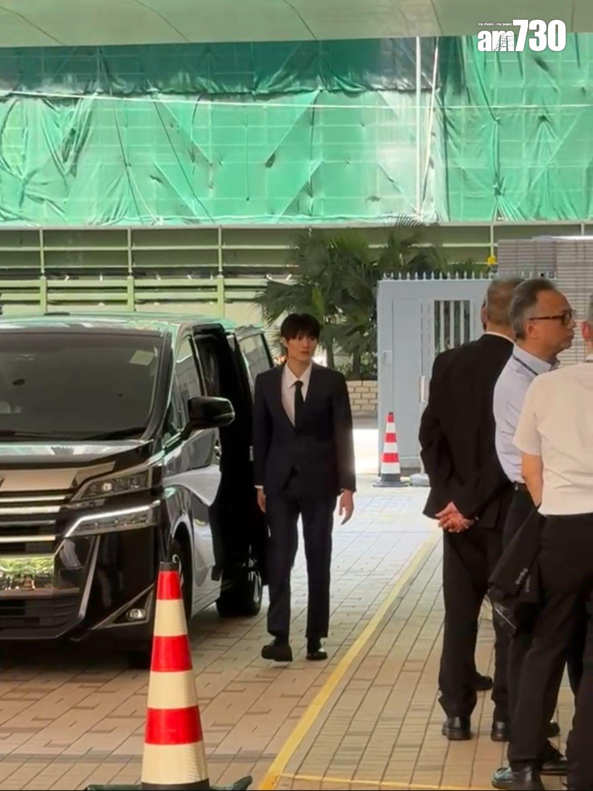 上村謙信非禮案判刑,今午現身法院變紙板人。 (娛樂組攝)