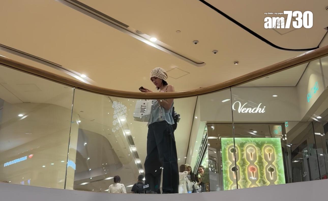 許恩怡旁邊並沒有任何親朋好友陪伴她。(娛樂組攝)