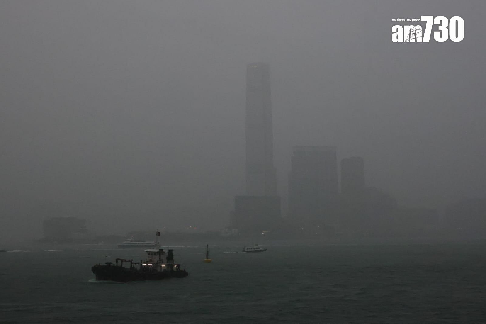 天文台發出黑色暴雨警告信號,預料至少維持至下午5時。(林俊源攝)