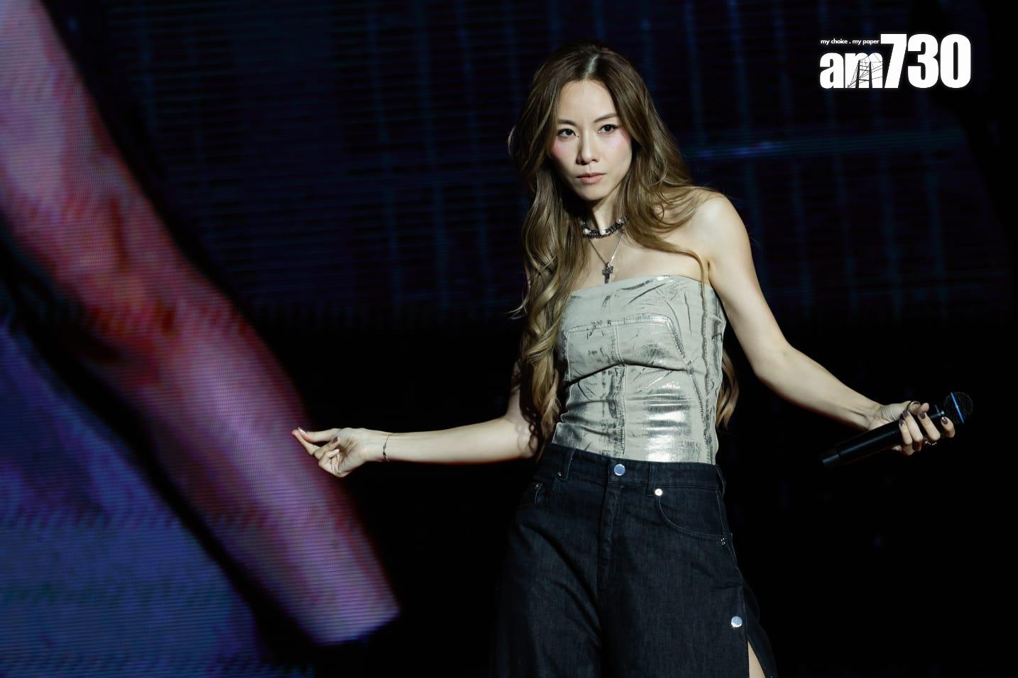 鄧麗欣性感跳唱《派對動物》。 (蘇文傑攝)