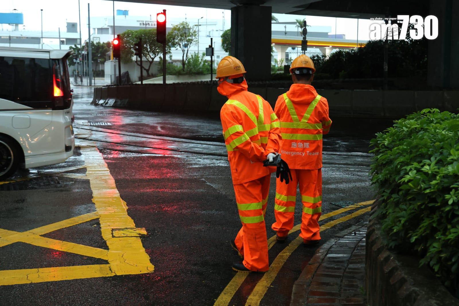 楊柳颱風│黑雨下西隧港島出口的干諾道西出現水浸,已全部完成清理。(林俊源攝)