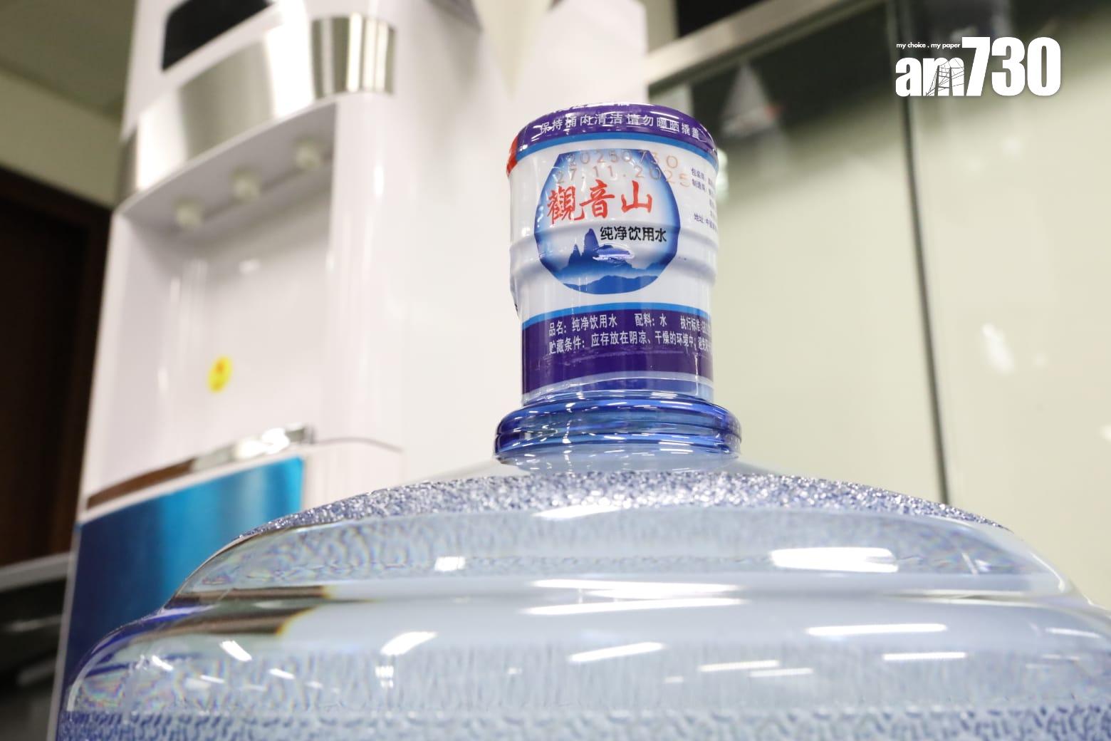 立法會秘書處確認7月底起跟隨政府採購「鑫樂觀音山」飲用水。(鍾式明攝)