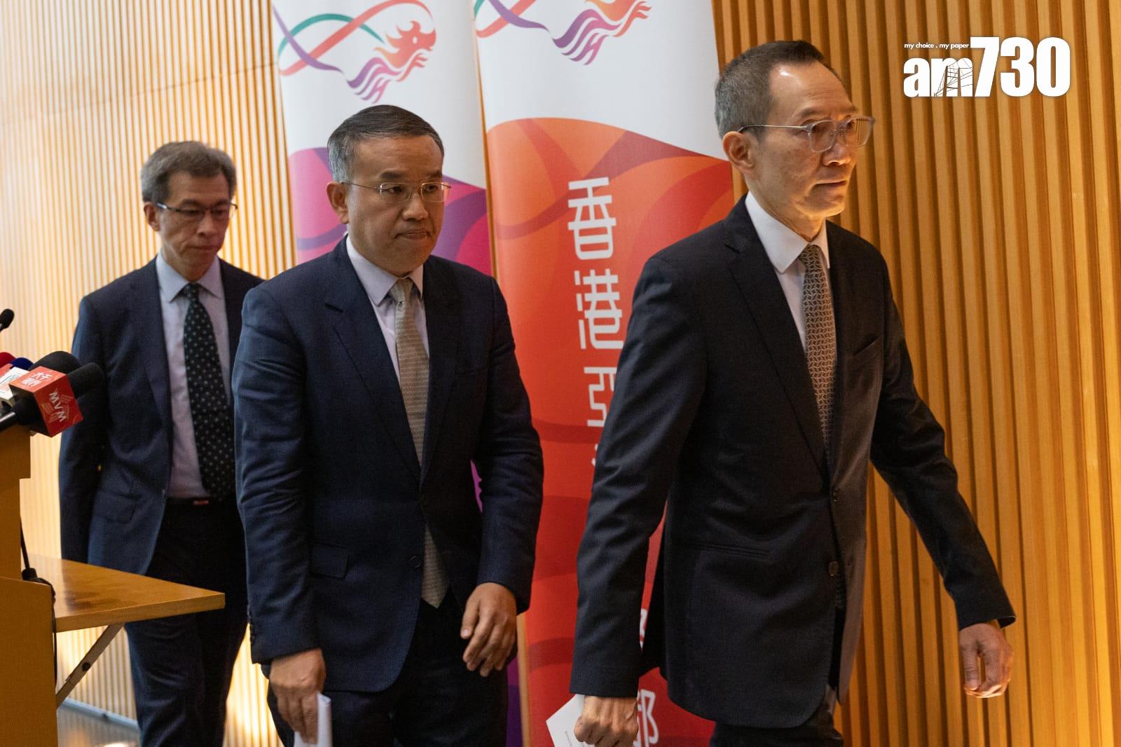 政府冒牌水|財經事務及庫務局局長許正宇、財經事務及庫務局常任秘書長(庫務)黎志華、政府物流服務署署長陳嘉信會見傳媒。(蘇文傑攝)