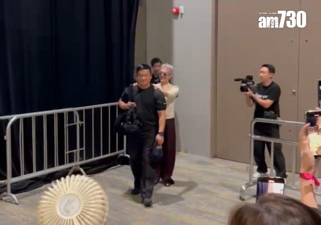 GD搭膊頭由工作人員陪同出席VVIP環節。