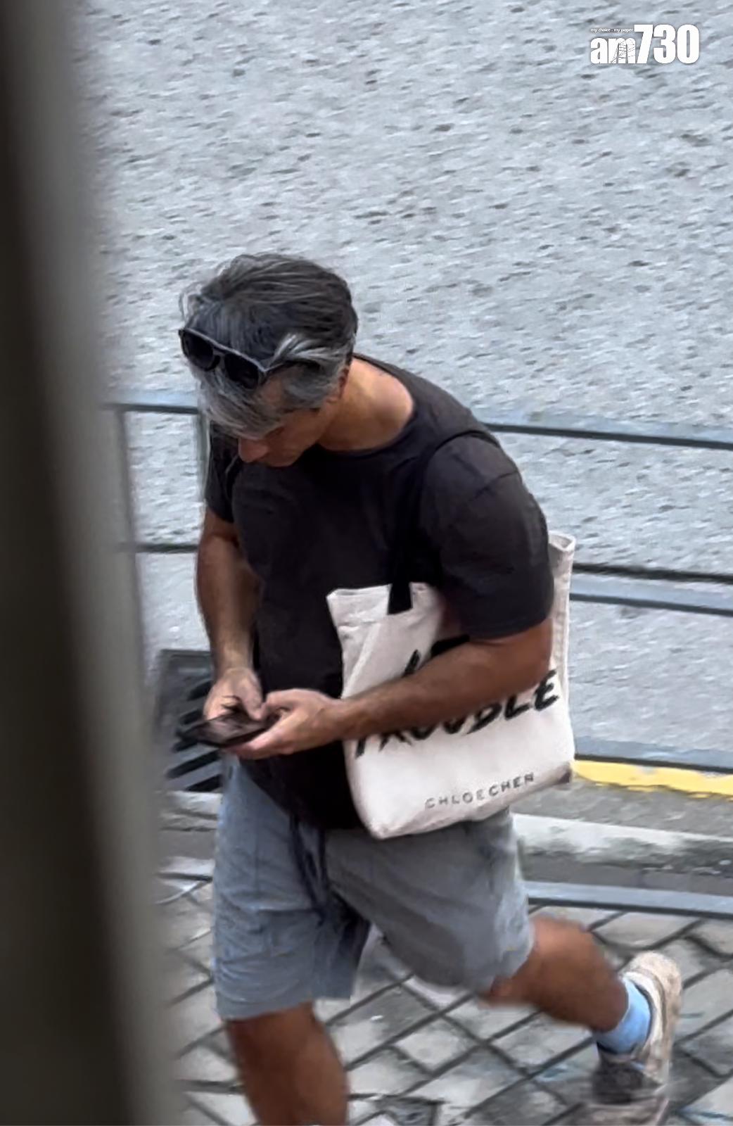 吳嘉龍現身街頭,並站在路邊低頭撳手機。 (娛樂組攝)