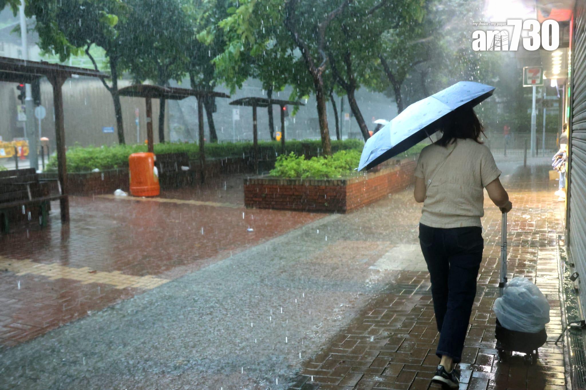 天文台發出黑色暴雨警告信號,預料至少維持至下午5時。(林俊源攝)