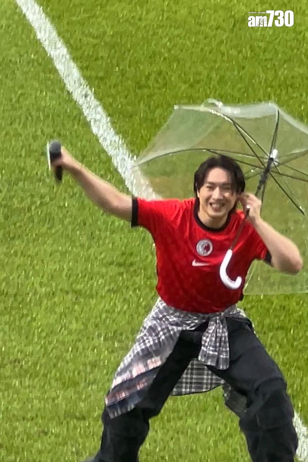 Jer柳應廷跣腳後,秒速紮穩馬步,自己都不禁傻笑。(娛樂組攝)