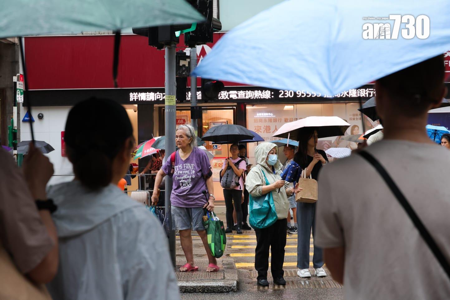 天文台一度發出紅色暴雨警告信號。(吳康琦攝)
