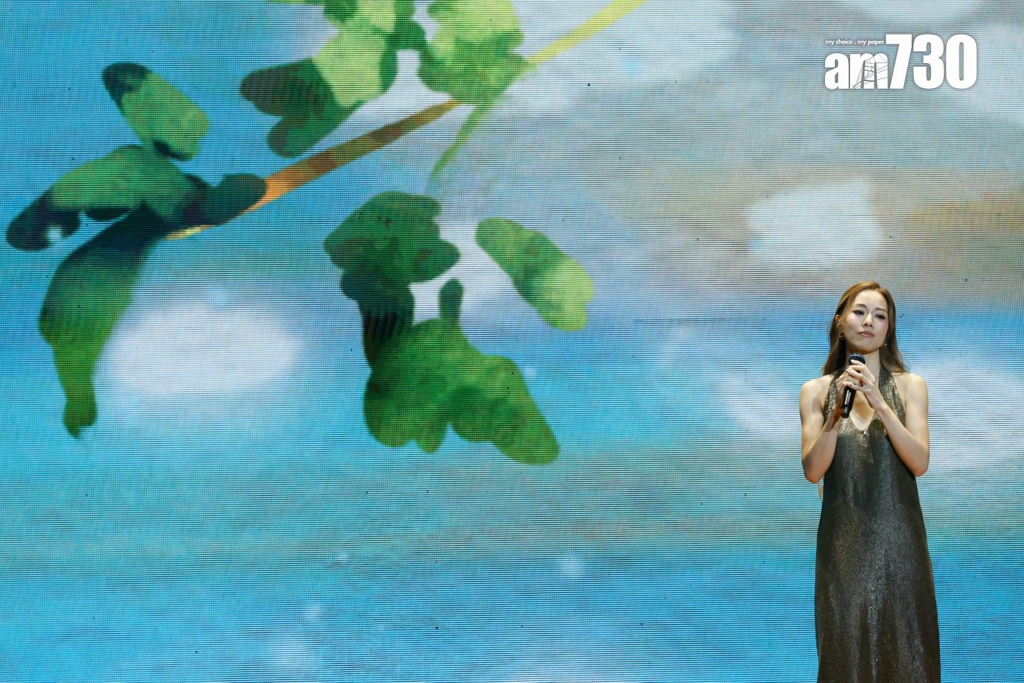 鄧麗欣翻唱別人作品亦有唱出自己的首本名曲。 (蘇文傑攝)