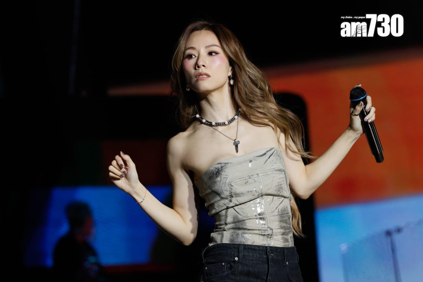 鄧麗欣獲台籍男友與母親到場支持。 (蘇文傑攝)