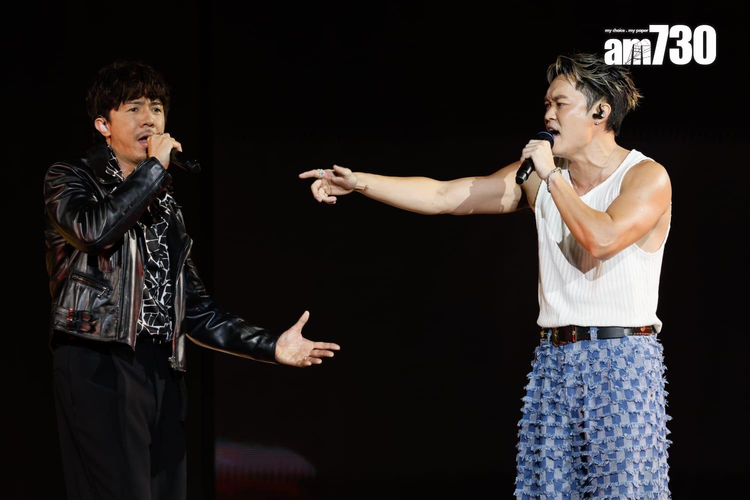 胡子彤之後穿背心再登場與張繼聰合唱《1994》。 (蘇文傑攝)