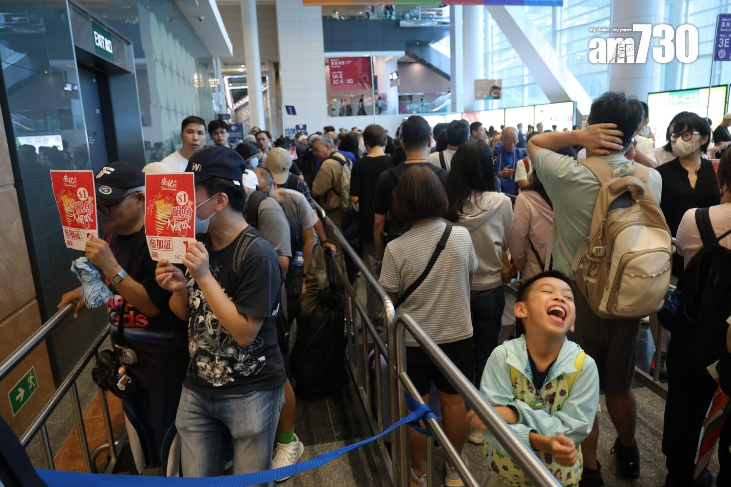 大批市民排隊等待美食博覽開放。(林俊源攝)