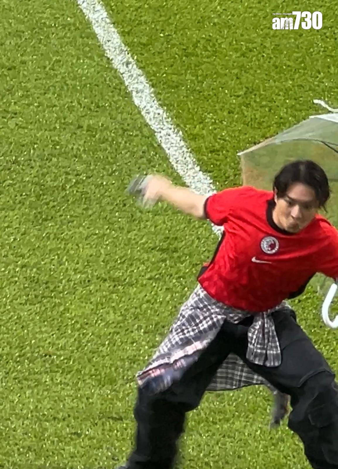 Jer柳應廷冒雨演唱,草地濕滑不跣慎腳。(娛樂組攝)